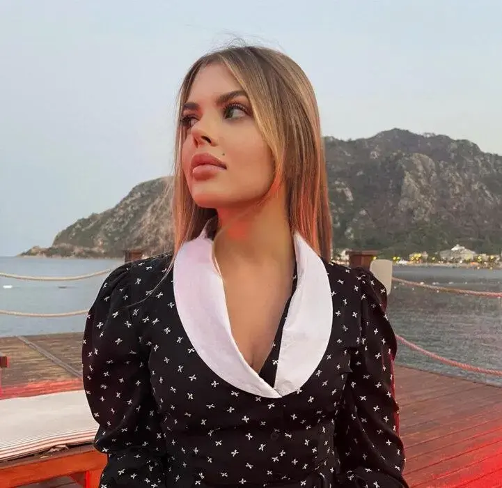 Escort Model Avery - 2