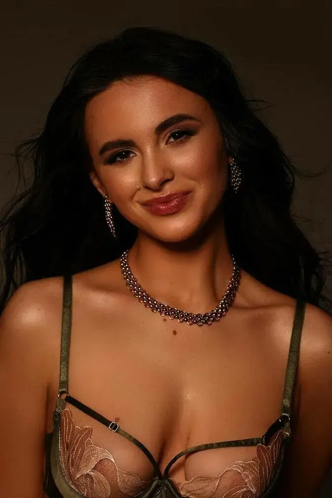 Escort Model CAROLINE - 2