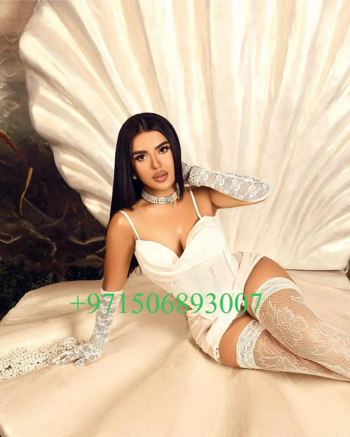 Escort Model DIANA CURVY - 3