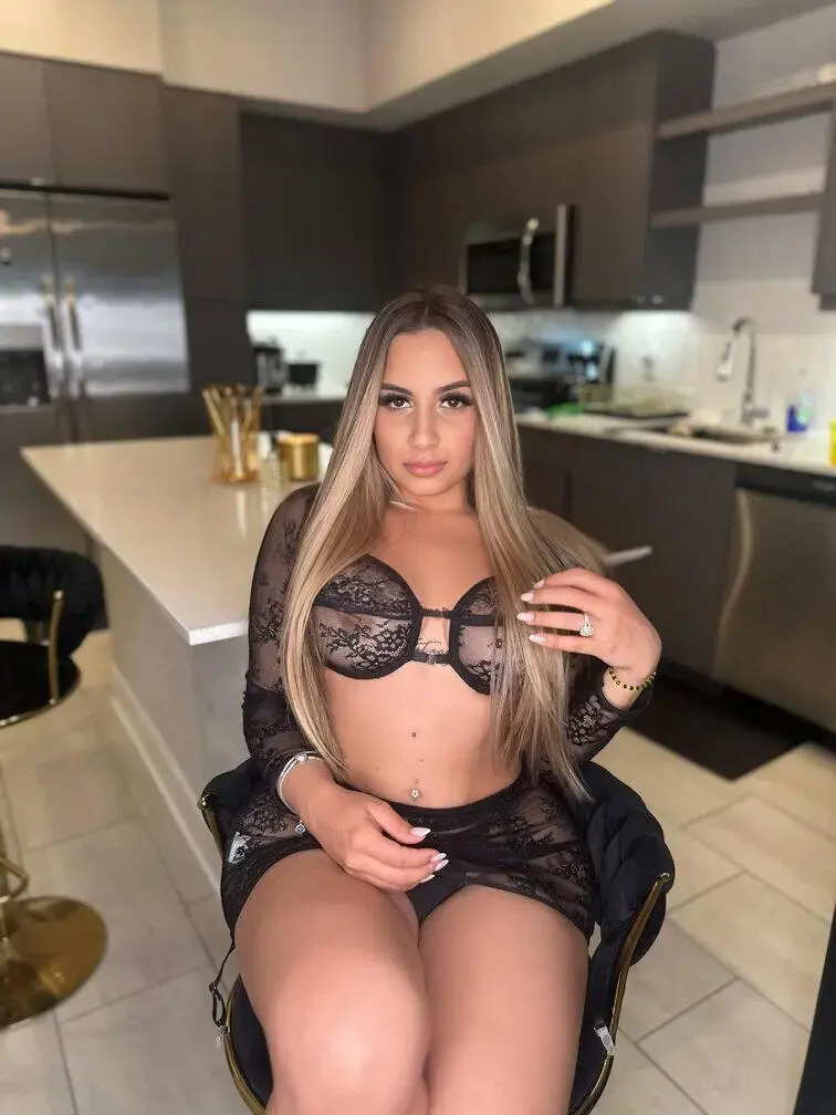 Escort Model Karol - 4