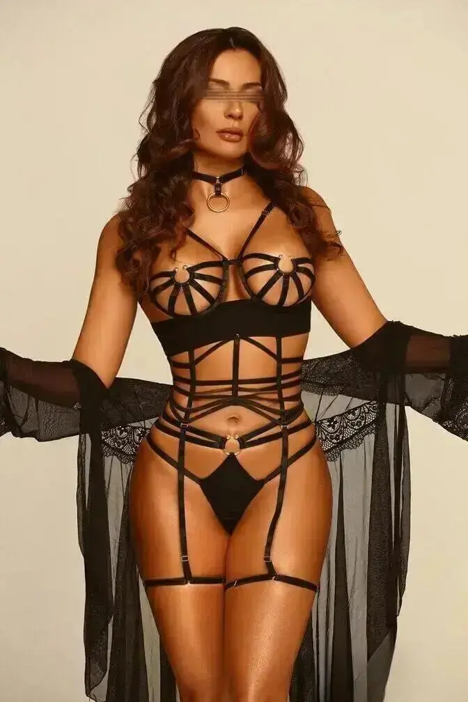 Escort Model Laura Menezes - 5