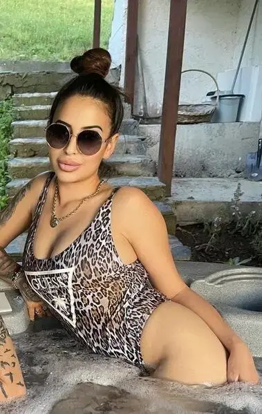 Escort Model LUSY - 2