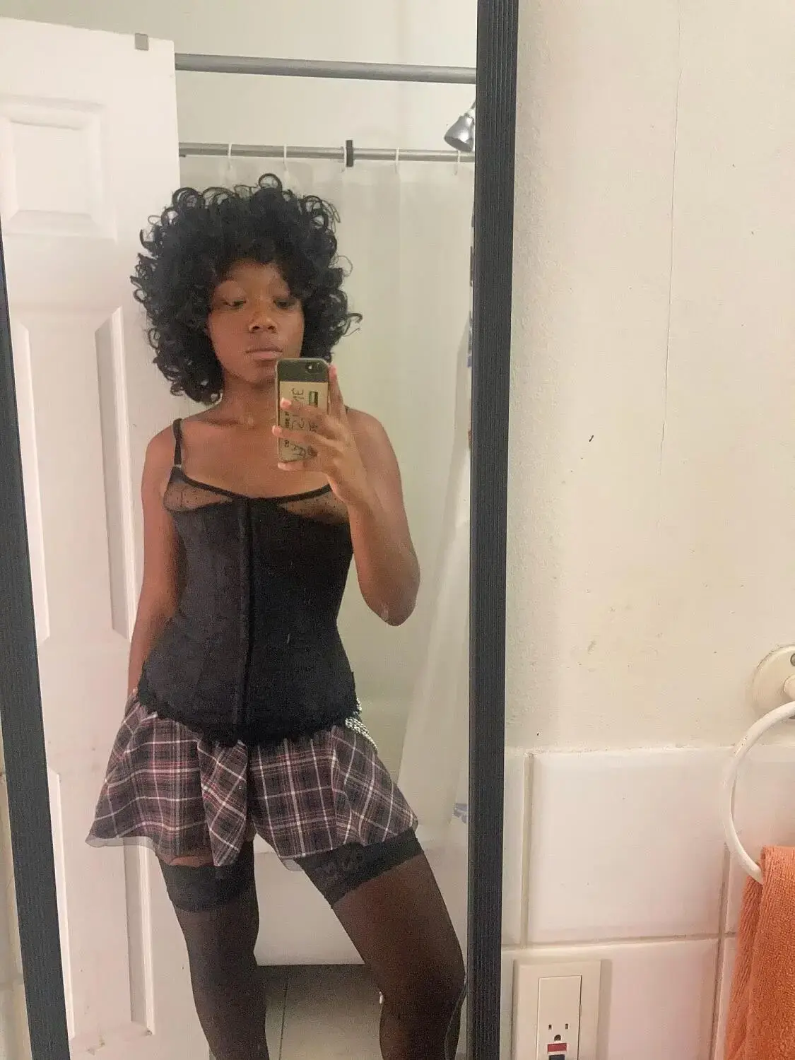 Escort Model Miss Goldyn Brown