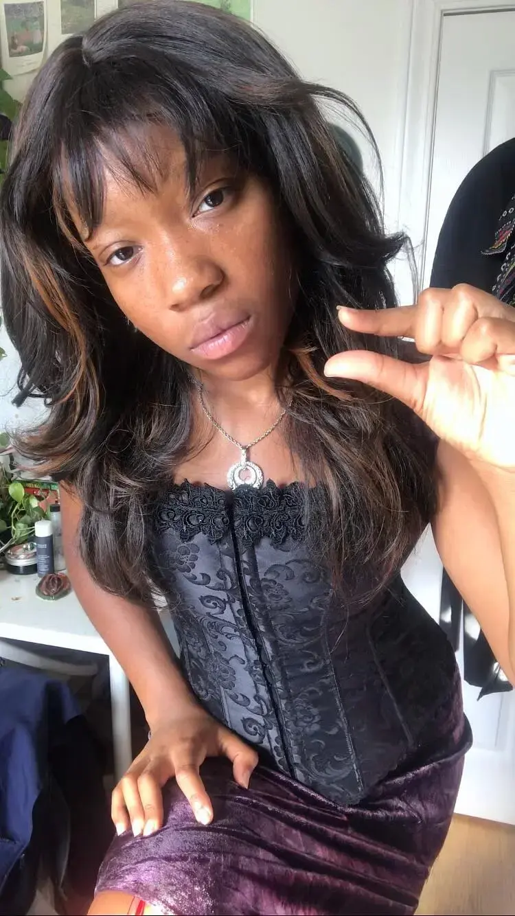 Escort Model Miss Goldyn Brown - 3