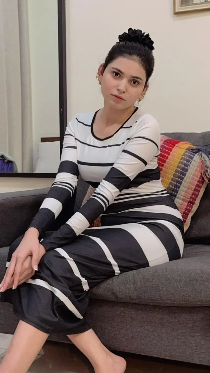 Escort Model Simi - 4